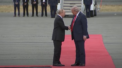 Rukovali se Tramp i Putin na Aljasci: Američki predsednik aplaudirao ruskom (VIDEO)