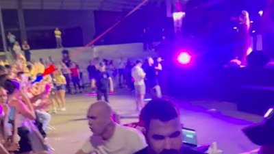 HAOS u Loznici zbog Karleuše: UPALI "Ne damo Jadar", pevačica EVAKUISANA (VIDEO)