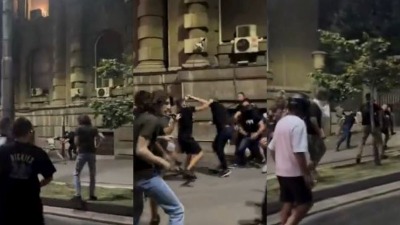 Narod sprečio hapšenje, izbio sukob s policijom u civilu (VIDEO)