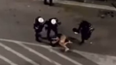 Policajac pita pretučenog mladića na asfaltu da li je opozicionar, pa ga ŠUTIRA (VIDEO)