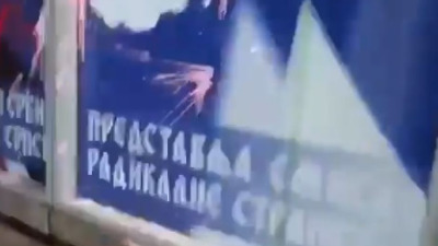 Demonstranti u Zemunu razlupali sedište radikala (VIDEO)