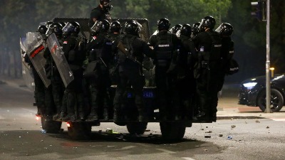 Oglasio se MUP: Oko 300 građana nasrnulo na kordon policije! Koristili kamenice, jaja, pirotehnička sredstva...