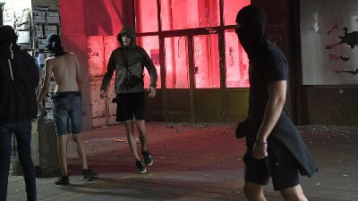 Špigel: Napadi batinaša na demonstrante u Srbiji retko su predmet istrage
