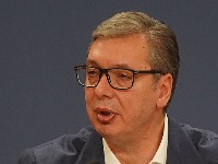 Vučić ispred razbijenih prostorija SNS, posekao se na staklo pa poručio: Gonićemo ih više, brže i snažnije (FOTO)