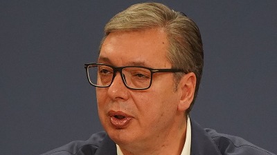 Vučić ispred rabijenih prostorija SNS, posekao se na staklo pa poručio: Gonićemo ih više, brže i snažnije (FOTO)