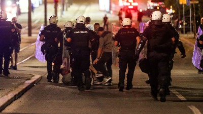 Ko je iza unforme? Policajac preti kao u uličnoj tuči (VIDEO)