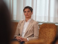Brnabić o skupu u Novom Sadu: Ne razumem neke njihove obrede - spuštanje venaca u reku i 16 minuta tišine