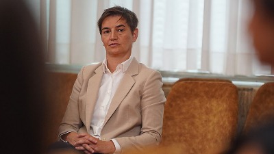Brnabić o skupu u Novom Sadu: Ne razumem neke njihove obrede - spuštanje venaca u reku i 16 minuta tišine