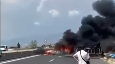 Automobil se pretvorio u BUKTINJU: Stravična nesreća u Grčkoj, poginule tri osobe (VIDEO)