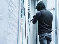 Šta ako ZATEKNETE LOPOVA U KUĆI? Pravila koja morate da znate!