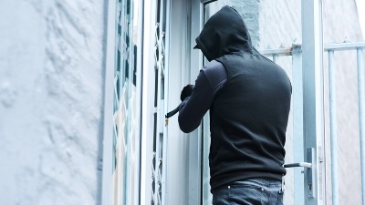 Šta ako ZATEKNETE LOPOVA U KUĆI? Pravila koja morate da znate!