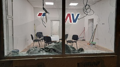 Uhapšene dve osobe: Kamenicama razbili prostorije SNS u Cvijićevoj