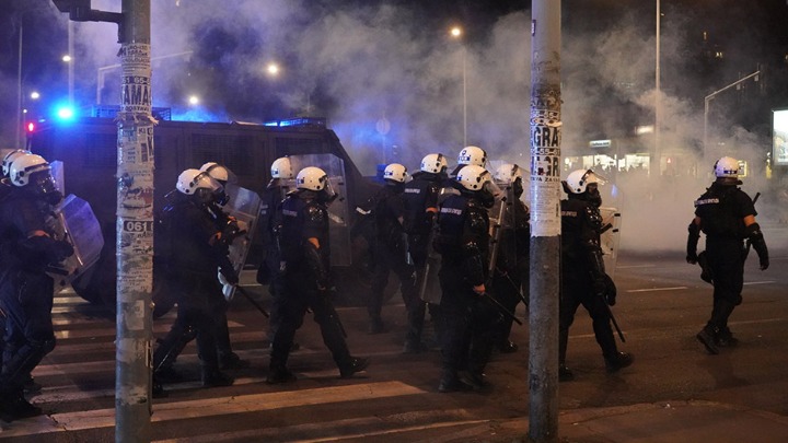 Maloletni sin Milomira Jaćimovića povređen u napadu policije: Branio majku sa detetom