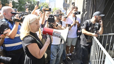 "Koliko god bili kivni na policiju, ona je bedem koji ljudi iz Ćacilenda još nisu prešli"