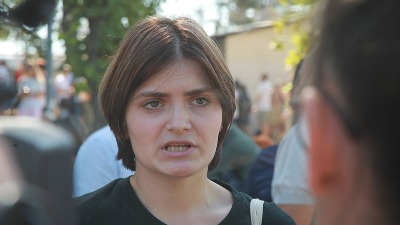 "Razmislite kad večeras zagrlite svoju decu": Potresne reči studentkinje Nikoline "ženskom kordonu" koji je čuvao Krička (VIDEO)