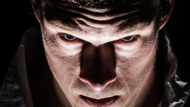 Profesorka psihologije tvrdi da PSIHOPATE imaju OVE 3 osobine: Suptilni znaci koje većina ljudi ignoriše