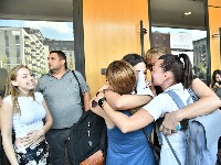Kolege je sačekale uz aplauz: Studentkinja Filozofskog puštena na slobodu (FOTO/VIDEO)