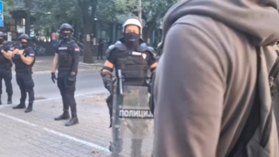 Ironija života: Policajcu ispred suda ISPAO PENDREK, a ko mu ga je BACIO nazad... (VIDEO)
