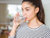 Da li je bolje piti flaširanu ili vodu sa česme? Lekari otkrivaju iznenađujući odgovor o zdravlju