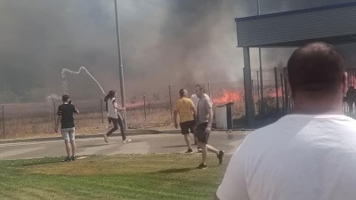 Drama u Malošištu: Gori nisko rastinje, ugrožena fabrika Leoni (VIDEO)