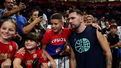 Veliki Luka Dončić oduševio mališane (VIDEO)