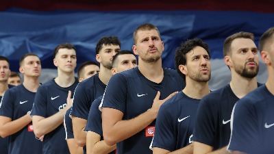 Da se naježiš: Devojčica sa KiM zapevala Bože pravde u Areni, košarkaši je pratili (VIDEO)