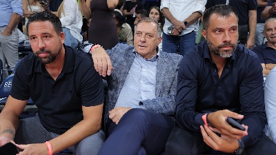 "Pumpaj" u Areni, uvrede za Vučića, zvižduci za Dodika (VIDEO)
