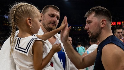 Jokić sa ćerkicom prišao Dončiću: Reakcija Ognjene je hit (VIDEO)