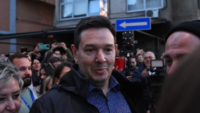 Pristalice SNS-a napale Nemanju Šarovića (VIDEO)