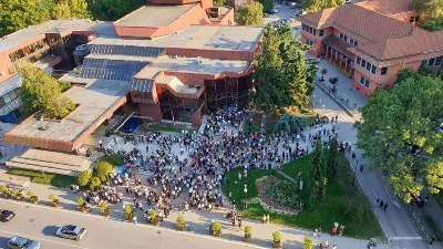 Motori bez tablica, narodna muzika, transparenti: U više mesta u Srbiji kontramitinzi SNS
