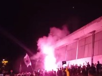 Protest u Obrenovcu u znak podrške Nikolini Sinđelić: Građani blokirali kružni tok i prefarbali uvredljive grafite (VIDEO)