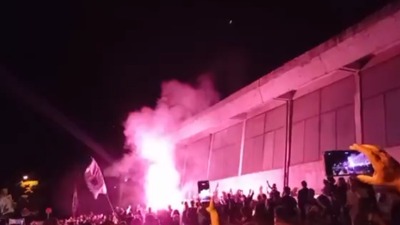 Protest u Obrenovcu u znak podrške Nikolini Sinđelić: Građani blokirali kružni tok i prefarbali uvredljive grafite (VIDEO)
