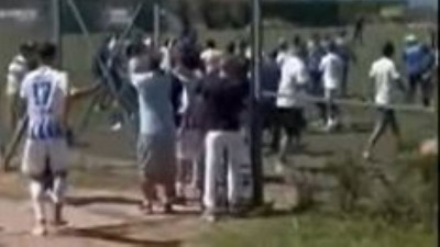 Skandal na meču: Roditelji uleteli na teren i tukli decu (VIDEO)