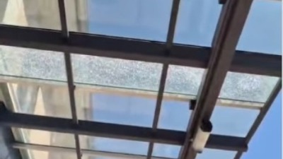 Popucala stakla na renoviranoj železničkoj stanici (VIDEO)