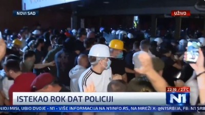 NAPETO U NOVOM SADU Guranje i sukob demonstranata i policije ispred Filozofskog fakulteta (VIDEO)