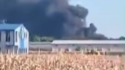 Ogroman crni oblak iznad Ade: Buknuo požar u fabrici (VIDEO, FOTO)