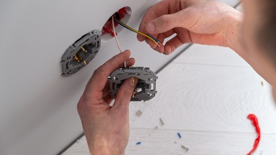 Električar UPOZORAVA: Ova GREŠKA SA UTIČNICOM može da uzrokuje POŽAR u vašem domu