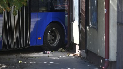 "Ljudi su vrištali": Vozač autobusa hteo da izbegne ženu koja je pretrčavala ulicu, pa pokosio devojčicu