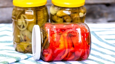 Recept za kisele paprike u tegli bez konzervansa: Savršena zimnica kojoj nećete moći da odolite