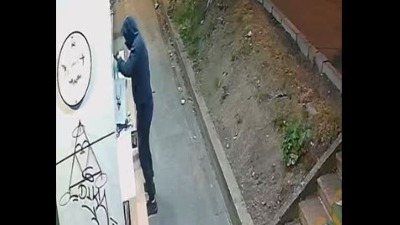 Evo kako maskirani mladić pali cvećaru na Konjarniku (VIDEO)