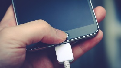 Stručnjak UPOZORAVA da NIKADA ne stavljate mobilni na JEDNO mesto dok se puni: Može doći do POŽARA