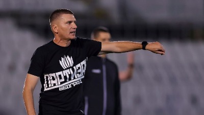 Srđan Blagojević vadi kestenje iz vatre - prvi mandat obeležen verom u mlade igrače i neuspesima u Evropi i Kupu