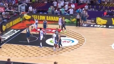 Dončić pružio ruku rivalu, a onda potez Francuza zbog kog umalo nije došlo do TUČE (VIDEO)