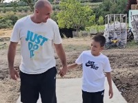 Humanitarac Marko Nikolić usrećio mališana bez roditelja: Čudo i solidarnost (VIDEO)