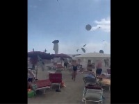 Jeziv snimak sa plaže: Tornado nosi sve pred sobom, turisti beže (VIDEO)