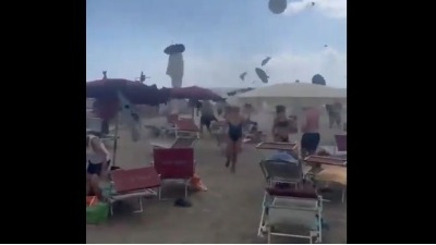 Jeziv snimak sa plaže: Tornado nosi sve pred sobom, turisti beže (VIDEO)