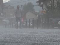 Nevreme pogodilo jug Srbije: Ulice potopljene, vozila plutaju (VIDEO)