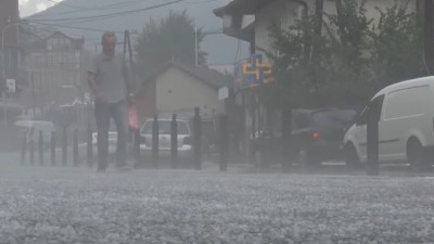 Nevreme pogodilo jug Srbije: Ulice potopljene, vozila plutaju (VIDEO)