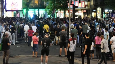 Beograđani ispred zgrade u kojoj živi brat Ane Brnabić (FOTO, VIDEO)