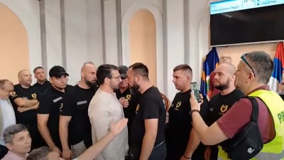 Burno u Zaječaru: Fizički okršaj u sali, ušli muškarci sa FANTOMKAMA (VIDEO)